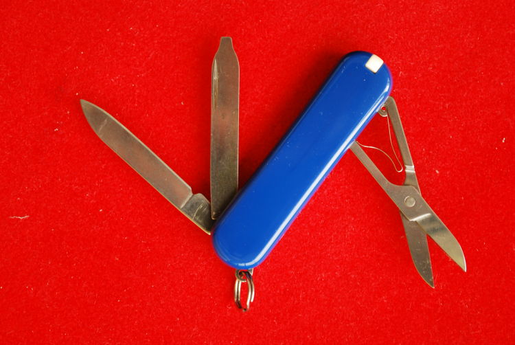 Маникюрный складной нож Victorinox Classic