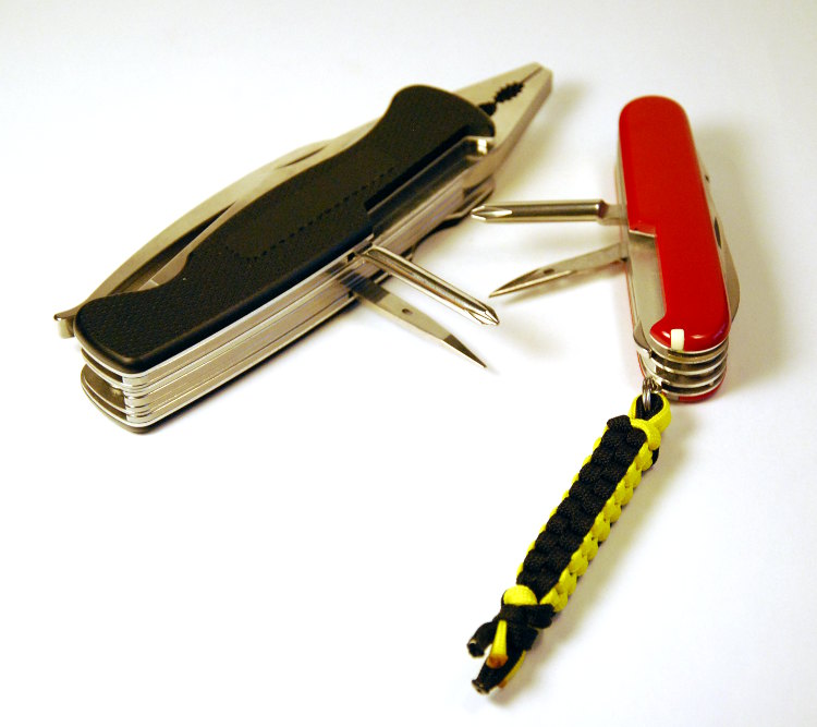 Швейцарский нож Victorinox Deluxe Tinker рядом с WengerGrip